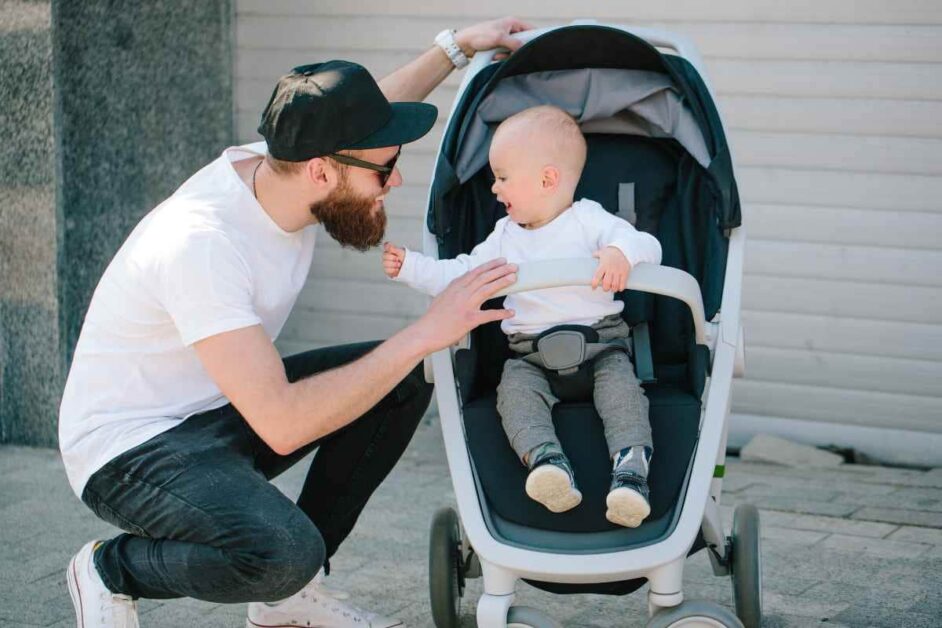 Pai com filho no carrinho de bebê